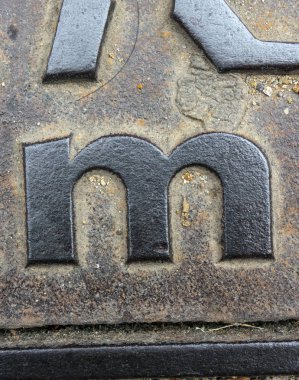 Sıkıntılı Durum Tipografisi ile Yazılan Sözcükler M Harfi Bulundu