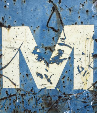 Sıkıntılı Durum Tipografisi ile Yazılan Sözcükler M Harfi Bulundu