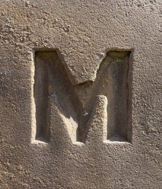 Sıkıntılı Durum Tipografisi ile Yazılan Sözcükler M Harfi Bulundu