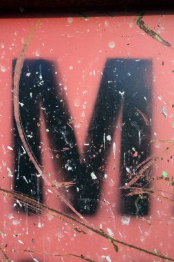 Sıkıntılı Durum Tipografisi ile Yazılan Sözcükler M Harfi Bulundu