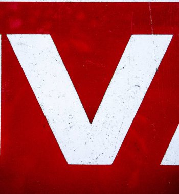 Sıkıntılı Durum Tipografisi ile Yazılan Sözcükler V Harfi Bulundu