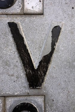 Sıkıntılı Durum Tipografisi ile Yazılan Sözcükler V Harfi Bulundu