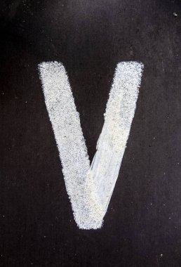 Sıkıntılı Durum Tipografisi ile Yazılan Sözcükler V Harfi Bulundu