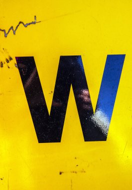 Sıkıntılı Durum Tipografisi ile Yazılan Sözcükler W Harfi Bulundu