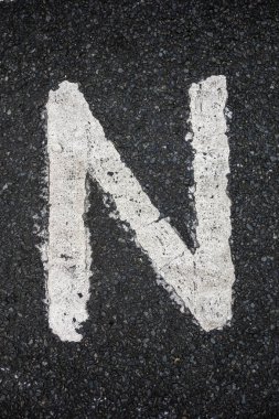 Sıkıntılı Durum Tipografisi ile Yazılan Sözcükler Bulundu N Harfi