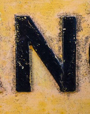 Sıkıntılı Durum Tipografisi ile Yazılan Sözcükler Bulundu N Harfi