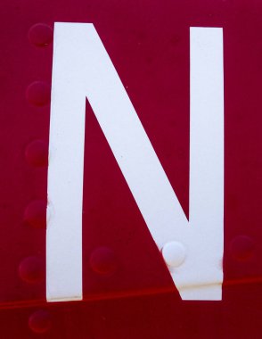 Sıkıntılı Durum Tipografisi ile Yazılan Sözcükler Bulundu N Harfi