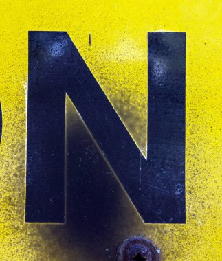 Sıkıntılı Durum Tipografisi ile Yazılan Sözcükler Bulundu N Harfi