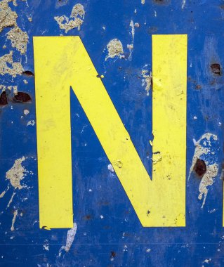 Sıkıntılı Durum Tipografisi ile Yazılan Sözcükler Bulundu N Harfi