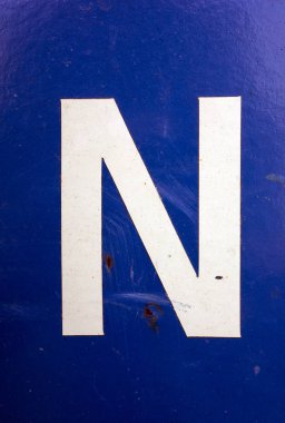 Sıkıntılı Durum Tipografisi ile Yazılan Sözcükler Bulundu N Harfi