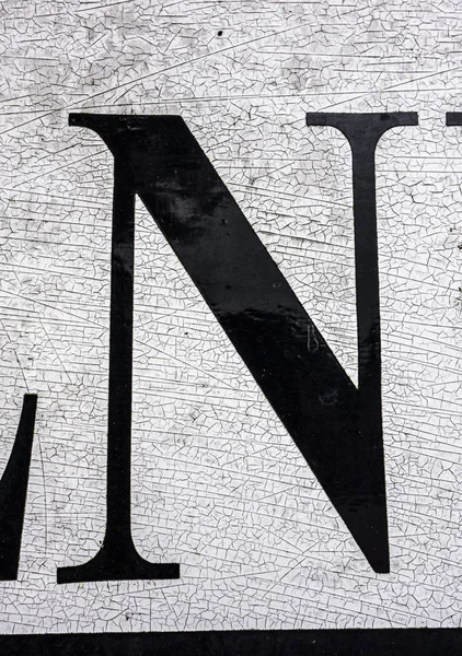 Sıkıntılı Durum Tipografisi ile Yazılan Sözcükler Bulundu N Harfi