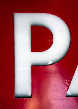 Sıkıntılı Durum Tipografisi ile Yazılan Sözcükler Bulundu P Harfi