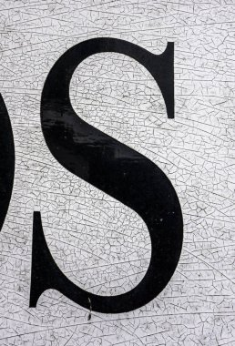 Sıkıntılı Durum Tipografisi ile Yazılan Sözcükler S Harfi Bulundu