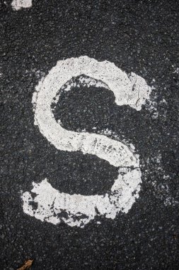 Sıkıntılı Durum Tipografisi ile Yazılan Sözcükler S Harfi Bulundu