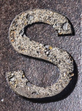 Sıkıntılı Durum Tipografisi ile Yazılan Sözcükler S Harfi Bulundu