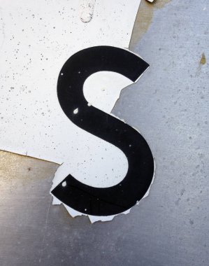 Sıkıntılı Durum Tipografisi ile Yazılan Sözcükler S Harfi Bulundu