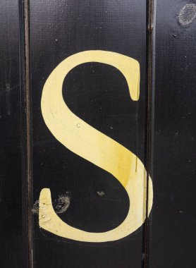 Sıkıntılı Durum Tipografisi ile Yazılan Sözcükler S Harfi Bulundu