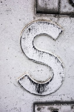 Sıkıntılı Durum Tipografisi ile Yazılan Sözcükler S Harfi Bulundu