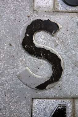 Sıkıntılı Durum Tipografisi ile Yazılan Sözcükler S Harfi Bulundu