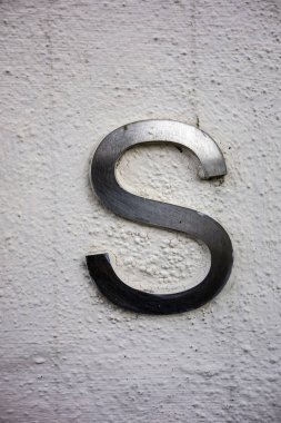 Sıkıntılı Durum Tipografisi ile Yazılan Sözcükler S Harfi Bulundu