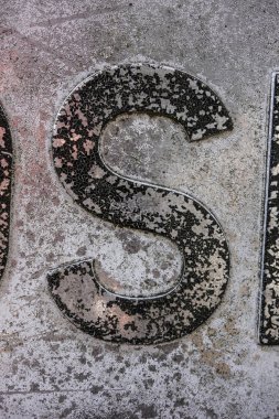 Sıkıntılı Durum Tipografisi ile Yazılan Sözcükler S Harfi Bulundu