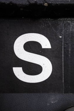 Sıkıntılı Durum Tipografisi ile Yazılan Sözcükler S Harfi Bulundu