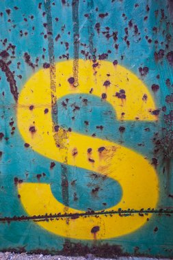 Sıkıntılı Durum Tipografisi ile Yazılan Sözcükler S Harfi Bulundu