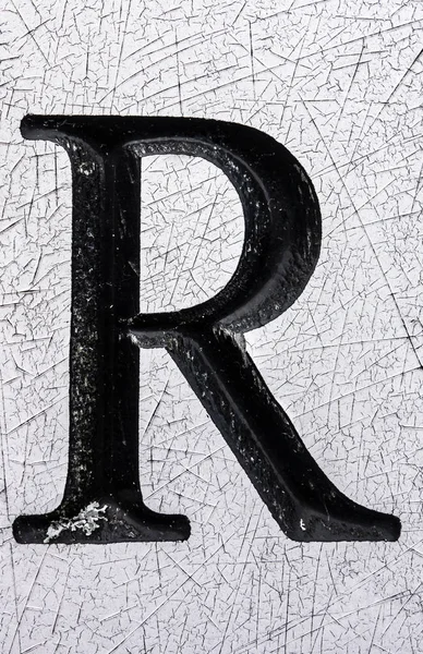 遇险状态下的书写字体发现字母R — 图库照片