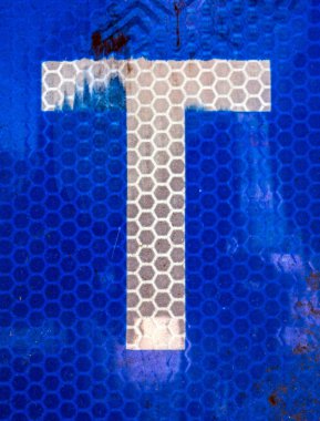 Sıkıntılı Durum Tipografisi ile Yazılan Kelimeler Bulundu T Harfi