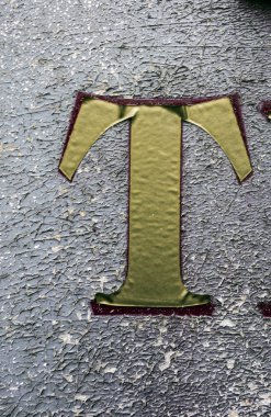 Sıkıntılı Durum Tipografisi ile Yazılan Kelimeler Bulundu T Harfi