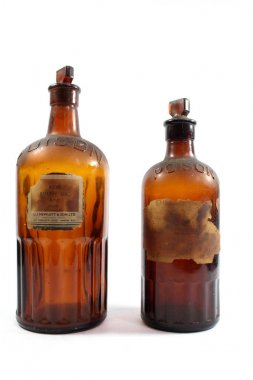 Beyaz Arka Plan Vintage Kahverengi Zehir Şişeler