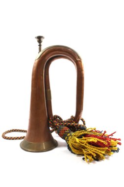 Beyaz arka plan üzerinde pirinç ve bakır küçük boru alet