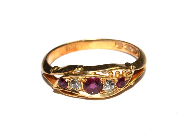 昂贵的手指戒指黄金和宝石的白色背景 — 图库照片