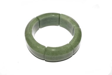 Beyaz Arkaplanda Yeşim bir bilezik