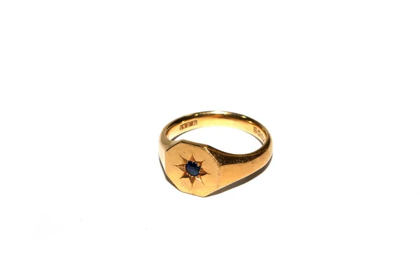 Ένα Κόσμημα Μόδας Χρυσό Δαχτυλίδι Για Αρραβώνα Γάμο Λευκό Φόντο — Φωτογραφία Αρχείου