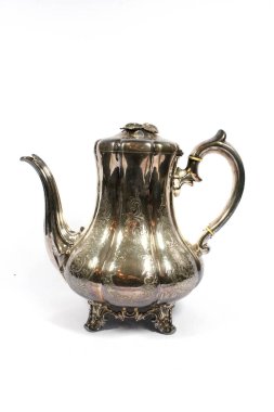 Antika bir çaydanlık ya da Beyaz Arkaplanda Metalde Çay demliği