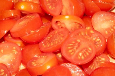Arka plan için bir sürü doğranmış vişneli domates.