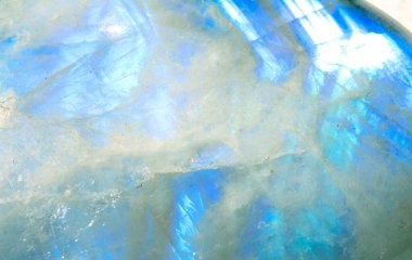 Kuvars kristal kaya parçasının yansıtıcı gökkuşağı ruhani ışığıyla güzel yakın çekimi