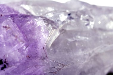 Kuvars kristal kaya parçasının yansıtıcı gökkuşağı ruhani ışığıyla güzel yakın çekimi