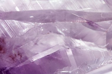 Kuvars kristal kaya parçasının yansıtıcı gökkuşağı ruhani ışığıyla güzel yakın çekimi