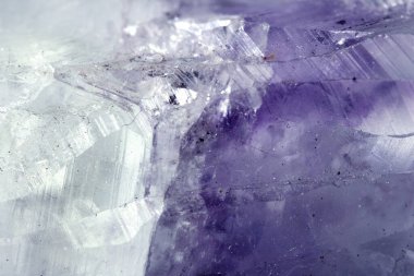 Kuvars kristal kaya parçasının yansıtıcı gökkuşağı ruhani ışığıyla güzel yakın çekimi