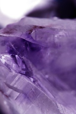 Kuvars kristal kaya parçasının yansıtıcı gökkuşağı ruhani ışığıyla güzel yakın çekimi