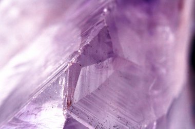 Kuvars kristal kaya parçasının yansıtıcı gökkuşağı ruhani ışığıyla güzel yakın çekimi