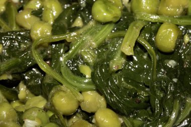 Akşam yemeği için bezelye ve solmuş ıspanak yakın.