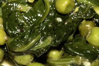 Akşam yemeği için bezelye ve solmuş ıspanak yakın.