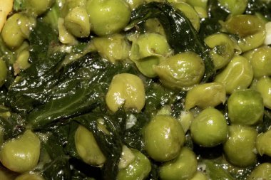 Akşam yemeği için bezelye ve solmuş ıspanak yakın.