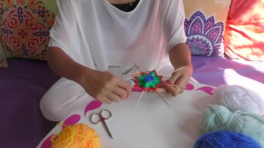 Kadın işlemi el Mandala yapımı