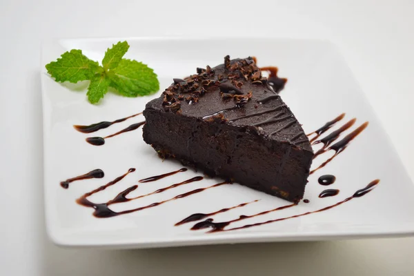 Schokolade Rohe Vegane Torte Serviert Auf Dem Weißen Teller Großaufnahme — Stockfoto