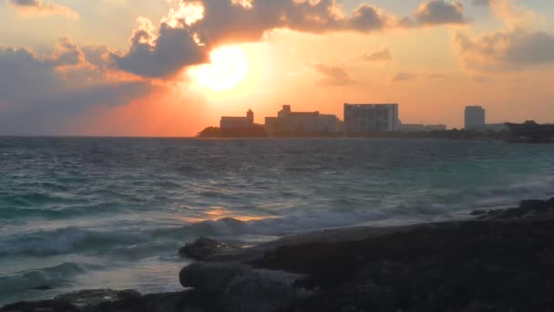 Zonsopgang op de Caribische zee in Cancun Mexico — Stockvideo