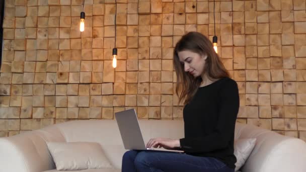 Femeia Tânără Lucrează Laptopul Acasă Frumusica Fata Using Computer Canapea — Videoclip de stoc